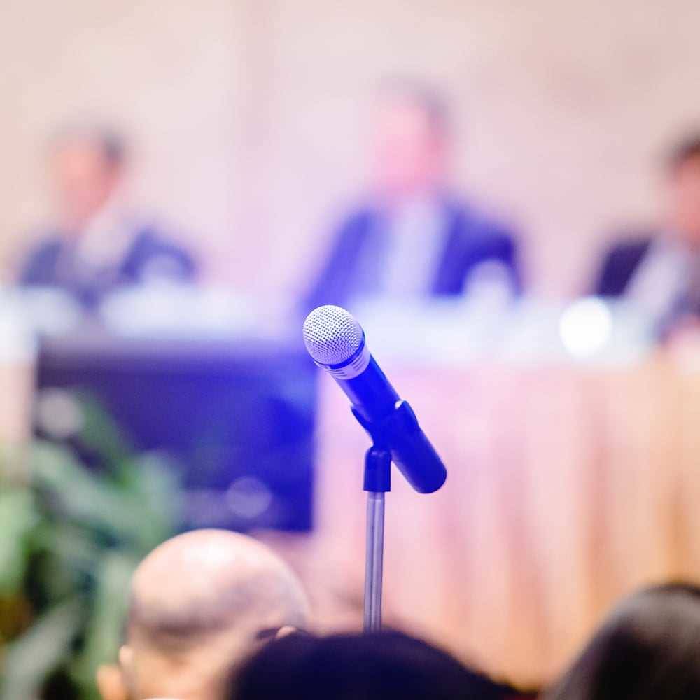 Esta é uma imagem de um microfone numa sala de reuniões