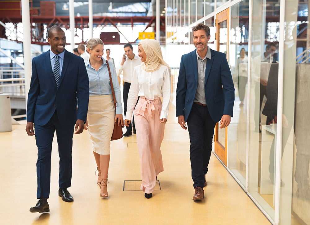 Esta é uma imagem de pessoas a caminharem