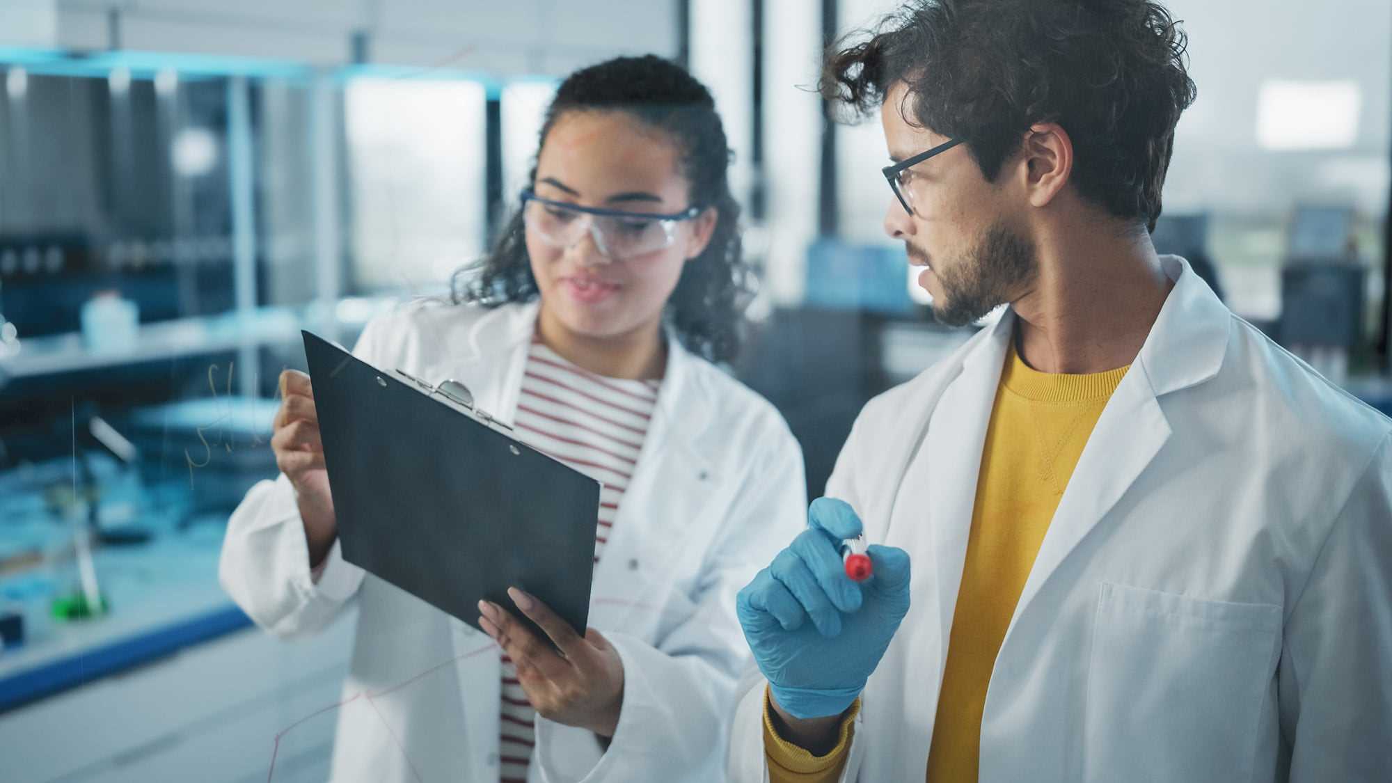 employés ALS en laboratoire