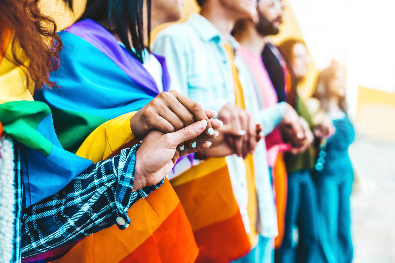 Grupo de LGBTQ+ a dar as mãos