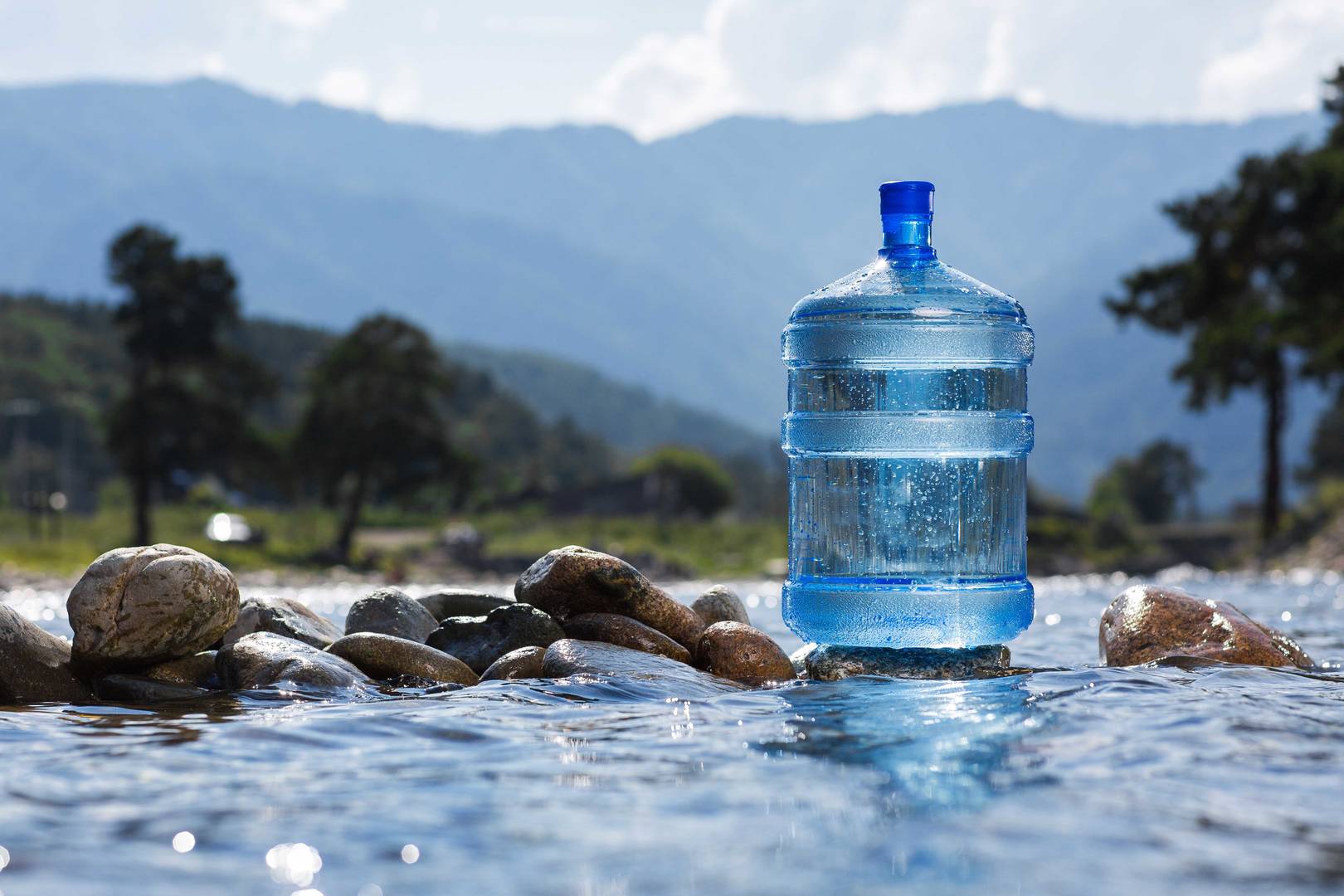 Trinkwasser- Kanister in einem Fluss | Trinkwasser