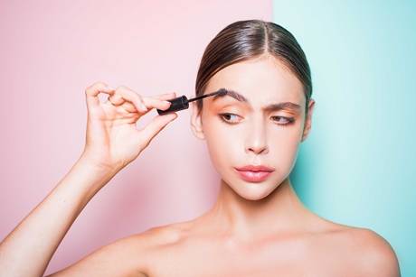 lady putting on makeup