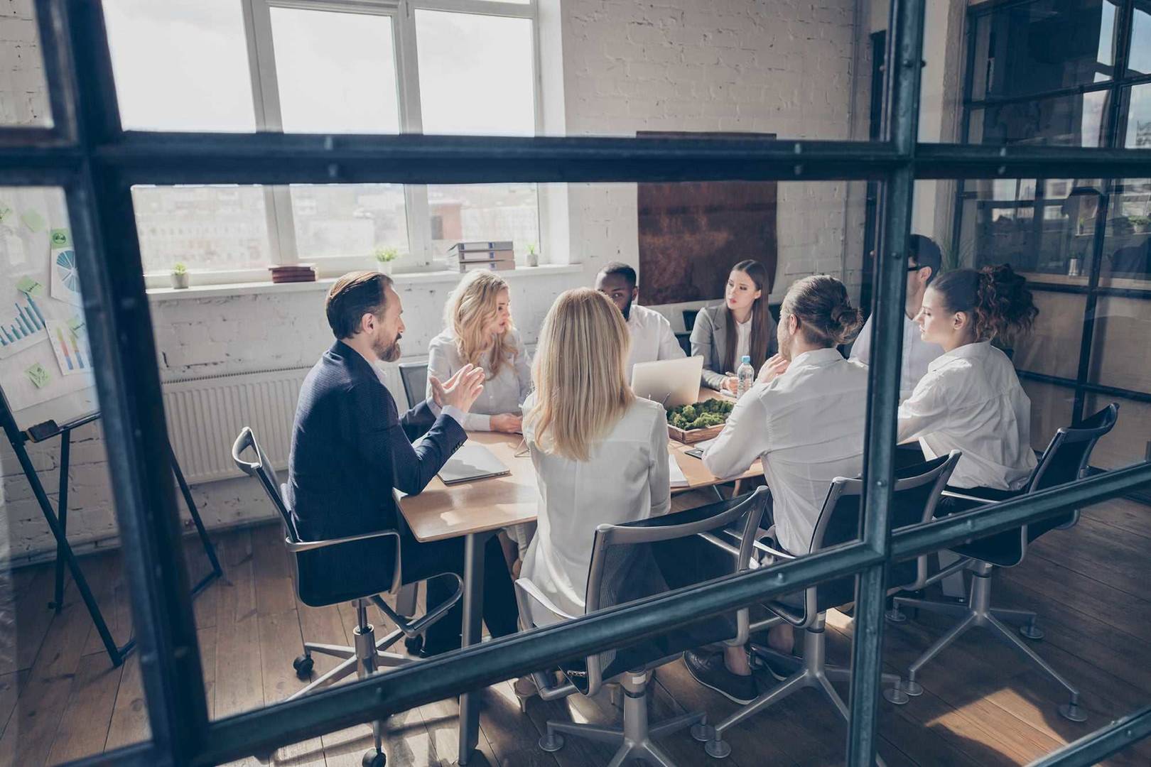 sala de reuniões com reunião em curso