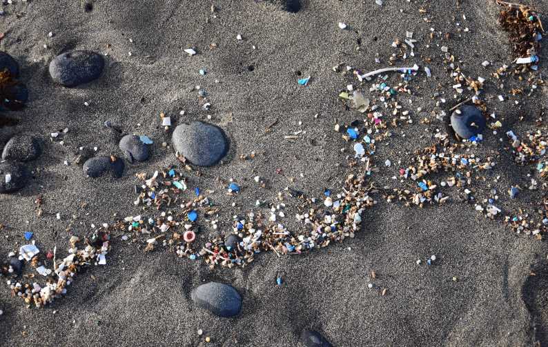 Resíduos de microplásticos na areia
