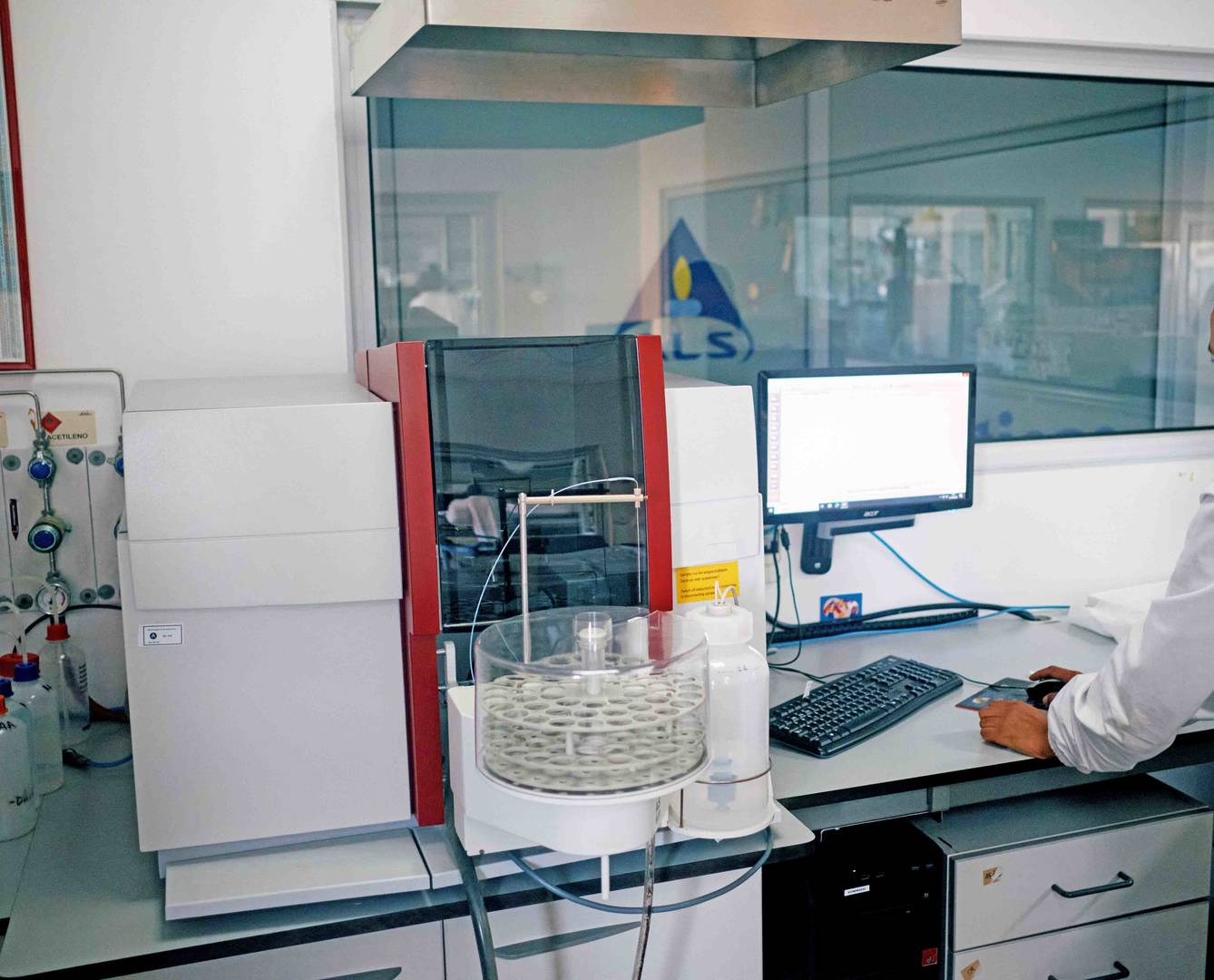 Espectrómetro de absorção atómica Analytik Jena contrAA com suporte de amostras e monitor de análise.