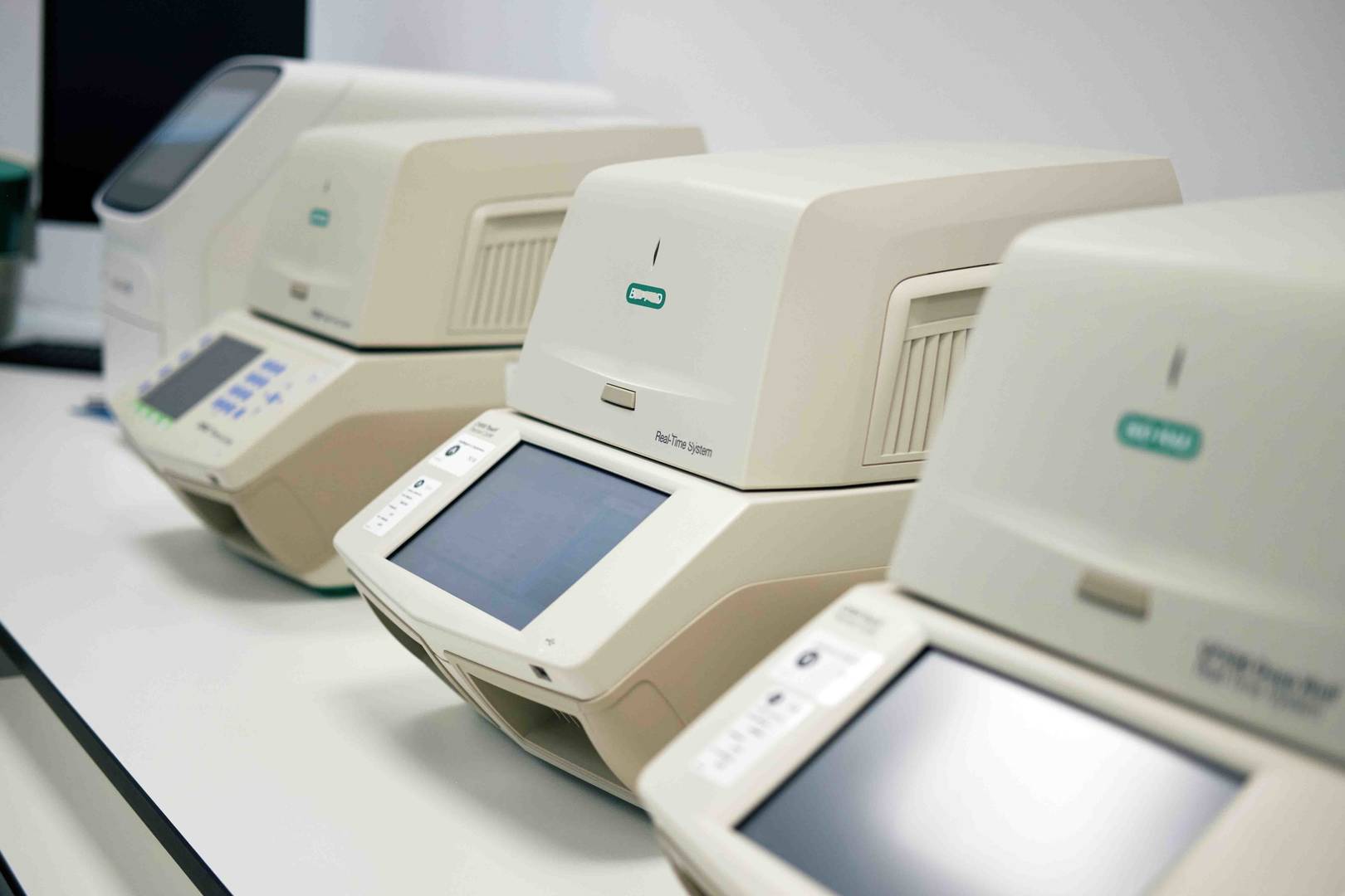 Três termocicladores BIO-RAD CFX96 Touch™ para PCR em tempo real, usados na deteção de contaminantes.