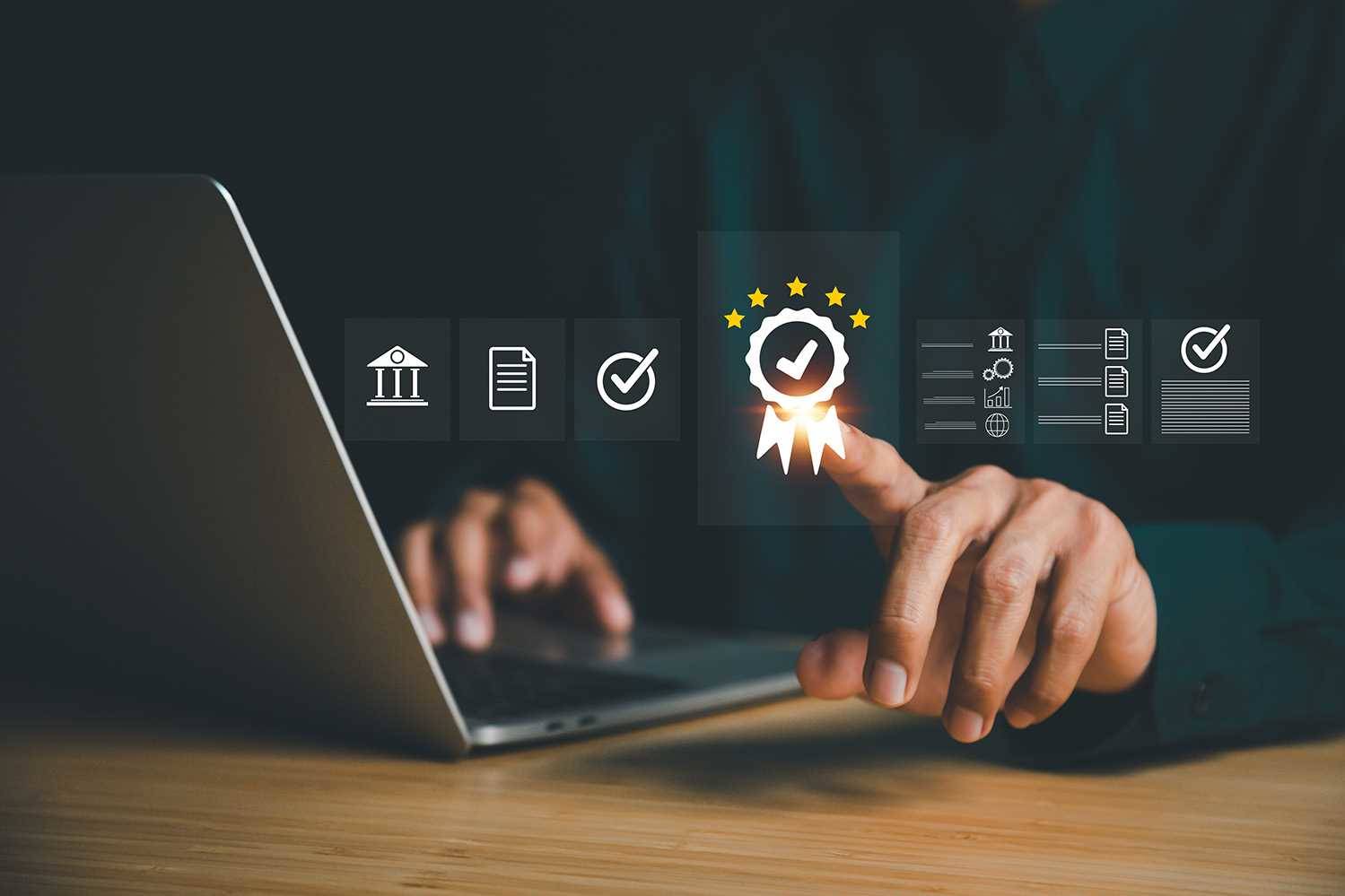 Pessoa a utilizar um portátil e a apontar para ícones digitais relacionados com certificação, verificação e qualidade.