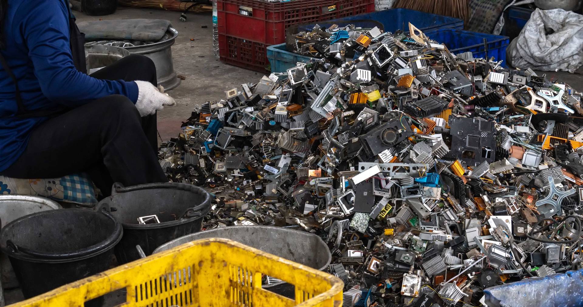 Elektronický odpad ze šrotu pro recyklaci s selektivním zaměřením. Elektronický hliníkový odpad.
