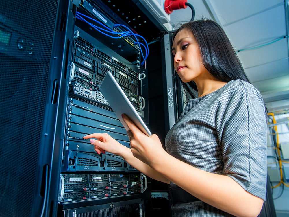 Senhora a introduzir um código