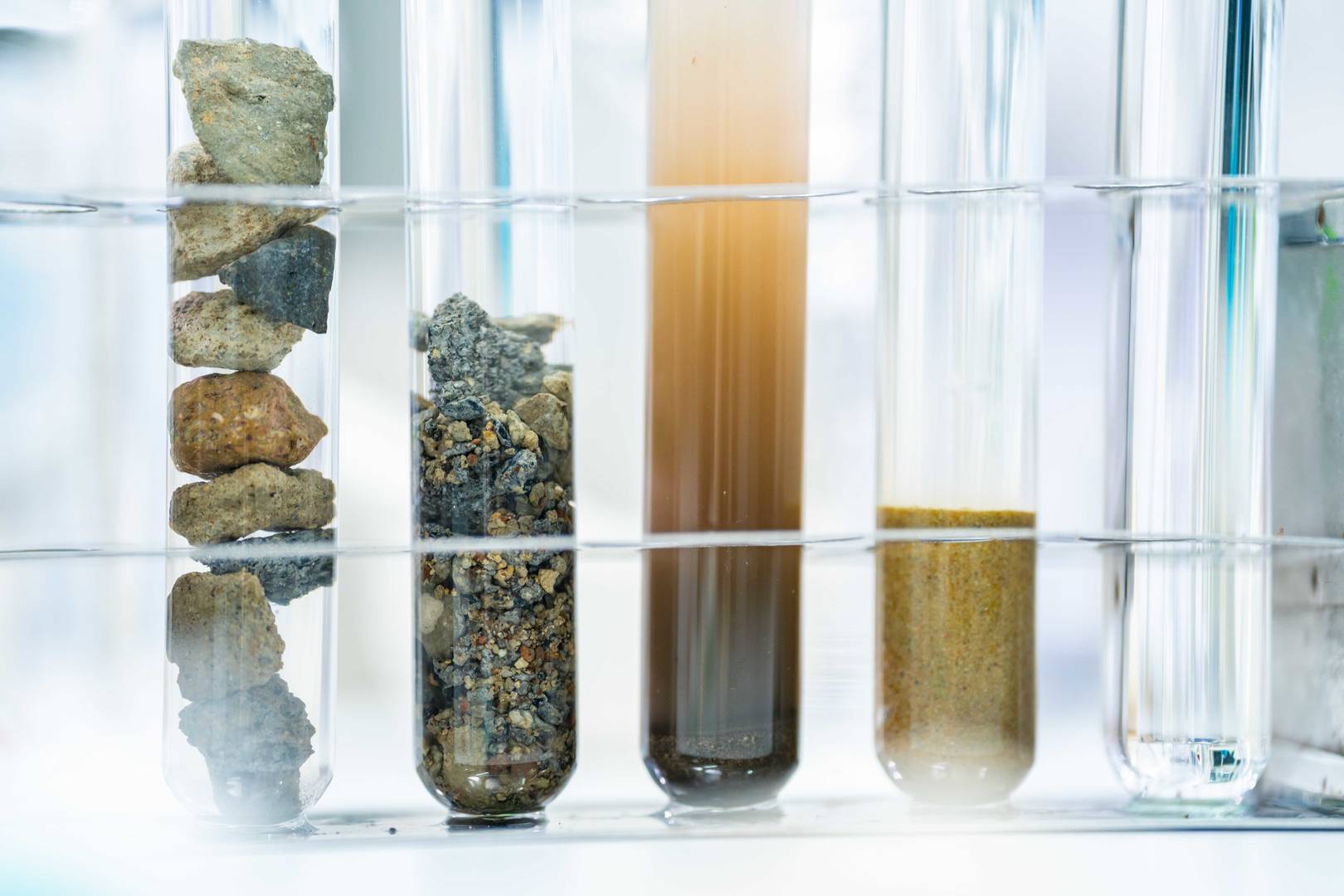 Kolben gefüllt mit Sedimenten im Labor 