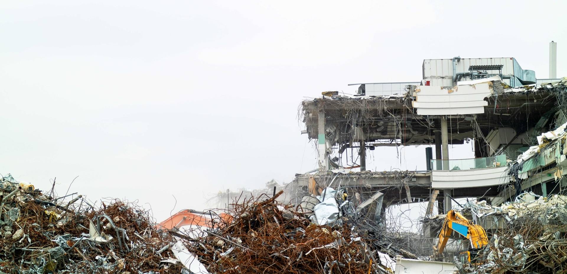 Baustelle mit abgerissenem Gebäude. Potentiell Asbest vorhanden.