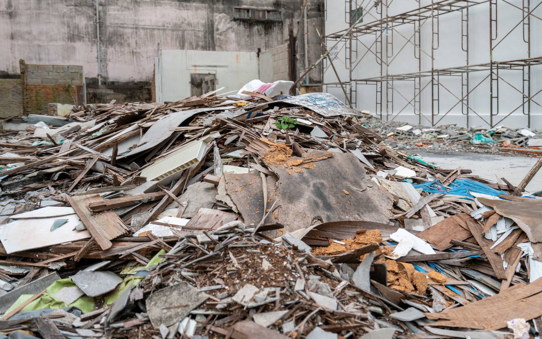 Schutthaufen auf einer Baustelle. Potentiell Asbestbelastet