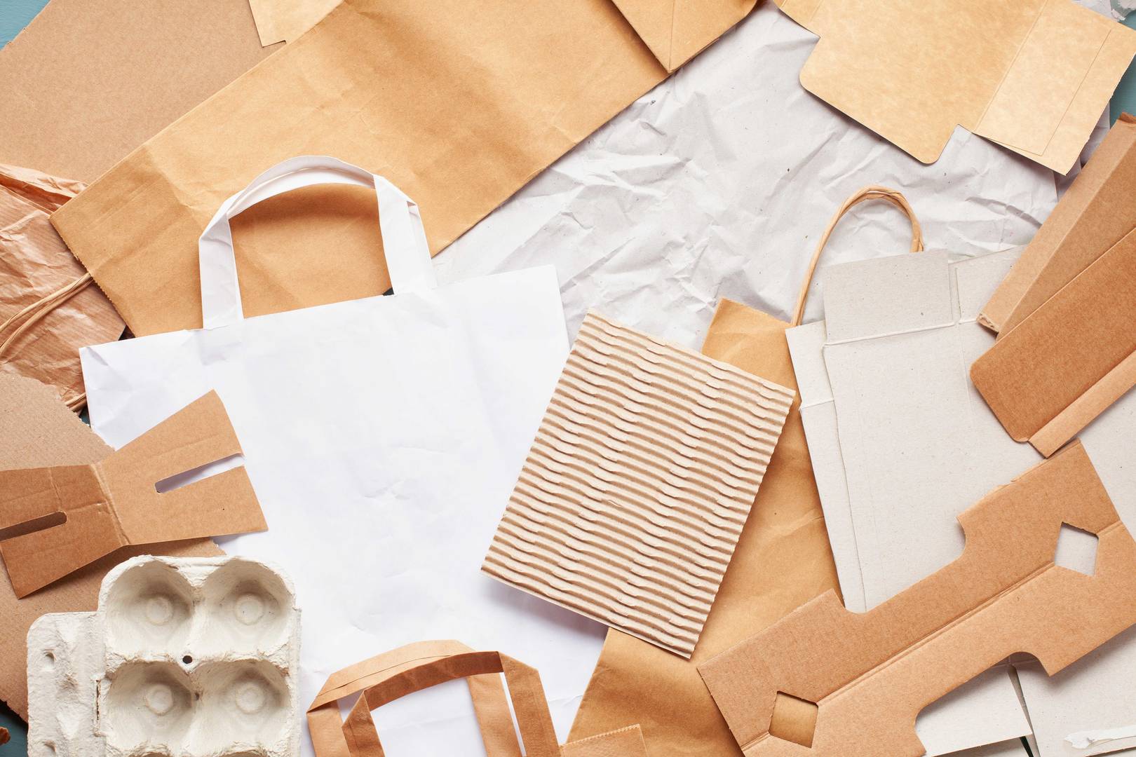 Recycling Papier. Taschen, Eierkarton, Tüten, Verpackungen