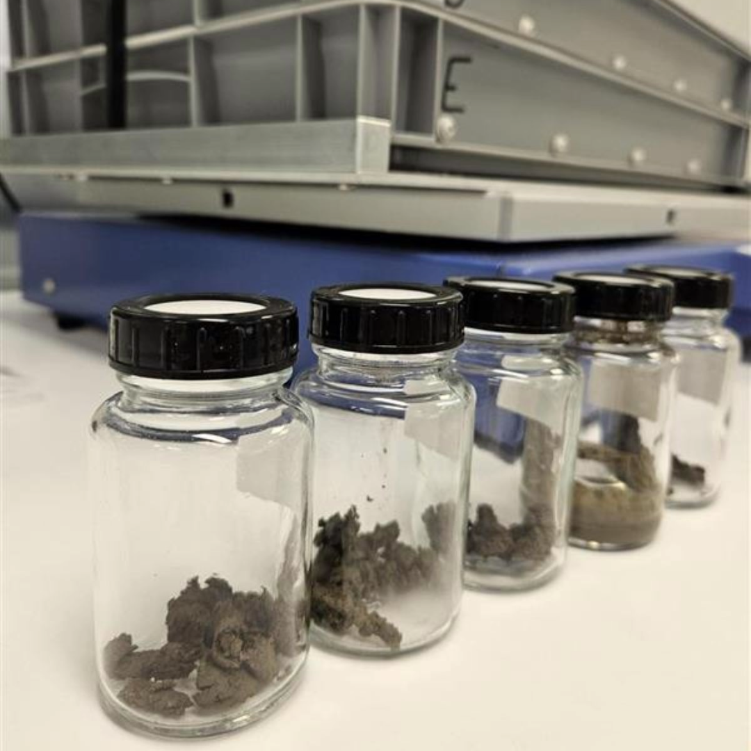 Jord i krukker pa lab