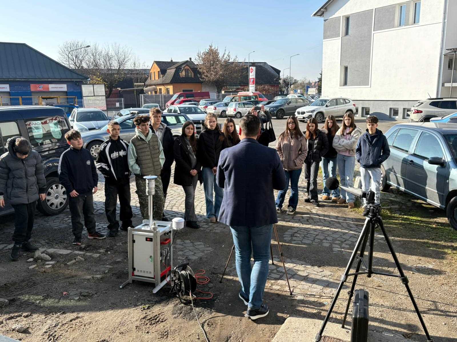 demonstratie masuratoare aer cu elevi